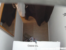 Секс девчонки с массажистом попадает в объектив скрытой камеры