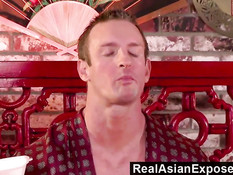 Мужчина оттрахал соблазнительную азиатку с пирсингом Mika Kim