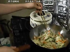 Японская домохозяйка на кухне отсасывает у возбуждённого мужа