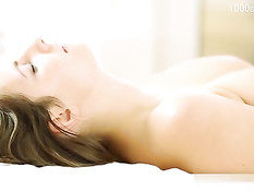 Ласковая сисястая подруга в белом белье дала полизать свою киску