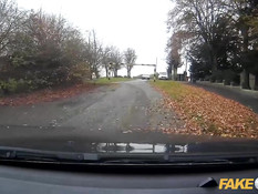 Полицейский с тату ебёт возле машины шалаву с красными волосами