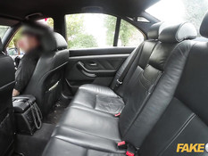 Полицейский с тату ебёт возле машины шалаву с красными волосами