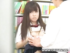 Милая азиатская студентка отсасывает мужику в книжном магазине