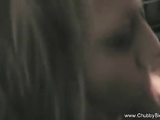 Итальянская блондинка с удовольствием делает бойфренду минет