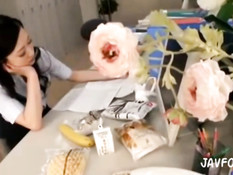 Азиатская студентка лесбиянка лижет преподавательнице в позе 69