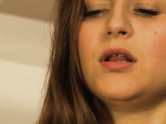 Отхлестал русскую девушку по голому телу и полил горячим воском