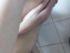 Голубые друзья раздеваются и трахаются в общественном туалете