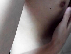 Голубые друзья раздеваются и трахаются в общественном туалете