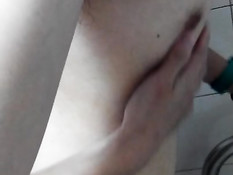 Голубые друзья раздеваются и трахаются в общественном туалете