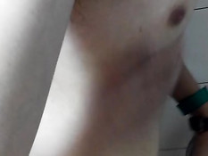 Голубые друзья раздеваются и трахаются в общественном туалете