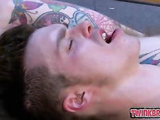 Паренёк с тату отсосал пенис небритому гею и засадил член в попу