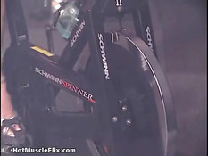 Зрелая блондинка бодибилдер показывает своё мускулистое тело