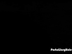 Рыжая дамочка с большими сиськами отсасывает мужику в туалете