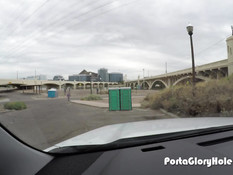 Рыжая дамочка с большими сиськами отсасывает мужику в туалете