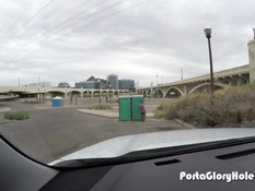 Рыжая дамочка с большими сиськами отсасывает мужику в туалете