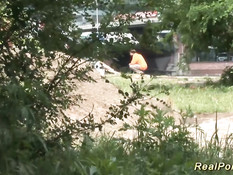 Молодая немецкая пара занимается любовью на городском пустыре