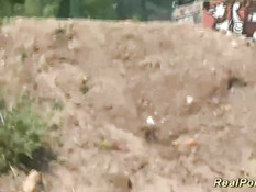 Молодая немецкая пара занимается любовью на городском пустыре