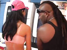 Чёрный мужчина в презервативе трахает латинку в игровом салоне