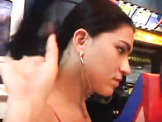 Чёрный мужчина в презервативе трахает латинку в игровом салоне