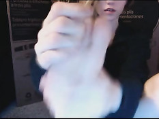 Блондиночка в чате показала и облизала свои сексуальные ступни