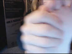 Блондиночка в чате показала и облизала свои сексуальные ступни