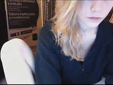 Блондиночка в чате показала и облизала свои сексуальные ступни