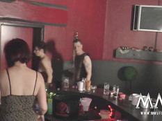 Страстная оргия развратных семейных пар в немецком свинг клубе