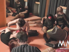 Страстная оргия развратных семейных пар в немецком свинг клубе