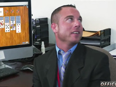 Голубой парень попросил мужчину в пиджаке в офисе отсосать хуй