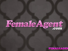 Светловолосая девушка пригласила на кастинг мускулистого парня