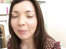 21-летняя русская девушка Алина приняла участие в порно кастинге