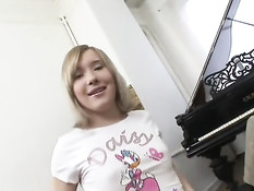 Парень фаллосом разработал попу русской блондинки и засадил хуй