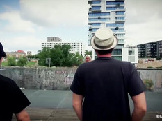 Парни сняли на улице немецкую блондинку и отъебали в задницу