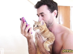 Развратный секс мужика с брюнеткой Dana DeArmond и подружкой