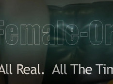 Брюнетка с большой грудью достигла оргазма с помощью вибратора