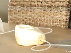 Зрелая грудастая лесбиянка выдаивает молоко из сисек юной девки