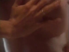 Мужик занимается сексом с сисястой любовницей в ванне и постели