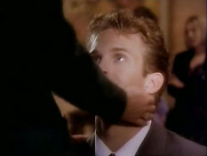 Мужик занимается сексом с сисястой любовницей в ванне и постели