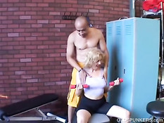 Мужчина оттрахал в раздевалке пожилую блондинку Dana Devine