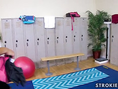 Молодая мулатка Nicole Bexley в раздевалке подрочила хуй белому