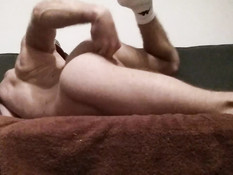 Гей оттрахал себя фаллосом в задницу и сделал анальный фистинг