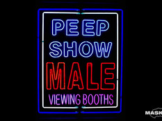 Сексуальный молодой гей показывает стриптиз и дрочит свой член