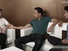 Гомосексуальные ребята раздеваются и втроём долбятся в задницу