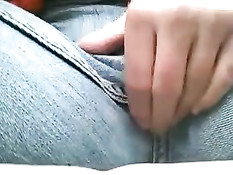Девчонка мастурбирует свою взмокшую письку не снимая джинсов