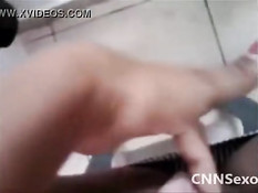 Латинская тёлка в розовых трусиках мастурбирует и снимает порно