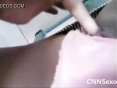 Латинская тёлка в розовых трусиках мастурбирует и снимает порно