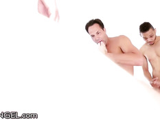 Темноволосой шалаве Aria Alexander нравится делать парням минет