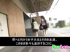 Японская лесбиянка трахает девчонку страпоном прямо в автобусе
