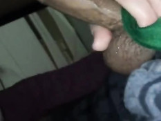 Девка увидела торчащий из штанов член и принялась делать минет