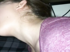 Девка увидела торчащий из штанов член и принялась делать минет